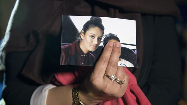 Renu, eldest sister of missing British girl Shamima Begum, holds a picture of her sister while being interviewed by the media in central London, on February 22, 2015 - Sputnik International