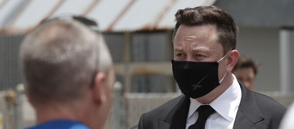 CEO of SpaceX, Elon Musk, talks to the media and NASA personnel, after astronauts Douglas Hurley, left, and Robert Behnken departed the Neil A. Armstrong Operations and Checkout Building on their way to Pad 39-A, at the Kennedy Space Center in Cape Canaveral, Fla., Wednesday, May 27, 2020 - Sputnik International