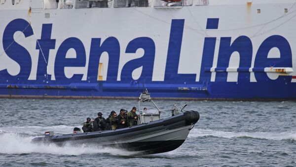 Dutch Police patrol boat passes a Stena Line ferry boat - Sputnik International