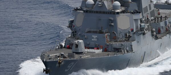 The Arleigh Burke-class guided-missile destroyer USS Pinckney (DDG 91) transits the Pacific Ocean during a Division Tactics exercise with U.S. Coast Guard Cutter Northland April 26, 2020.  - Sputnik International