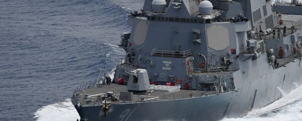 The Arleigh Burke-class guided-missile destroyer USS Pinckney (DDG 91) transits the Pacific Ocean during a Division Tactics exercise with U.S. Coast Guard Cutter Northland April 26, 2020.  - Sputnik International