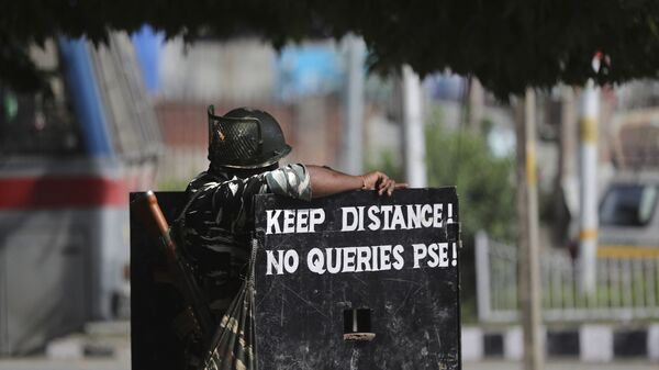An Indian paramilitary soldier stands guard at a check point during restrictions in Srinagar, Indian controlled Kashmir, Friday, Aug 30, 2019. India on Thursday said it has information that Pakistan is trying to infiltrate terrorists into the country to carry out attacks amid rising tensions over New Delhi's decision to abrogate the autonomy of Indian-administered Kashmir - Sputnik International