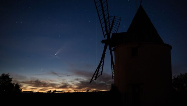 A picture taken on July 15, 2020 shows the C/2020 F3 comet (L), also known as NEOWISE, and the green laser beam used by the Haute-Provence Observatory to point celestial objects for studies and researches (C), with an old windmill in the foreground in Saint-Michel-L'Observatoire, southern France - Sputnik International