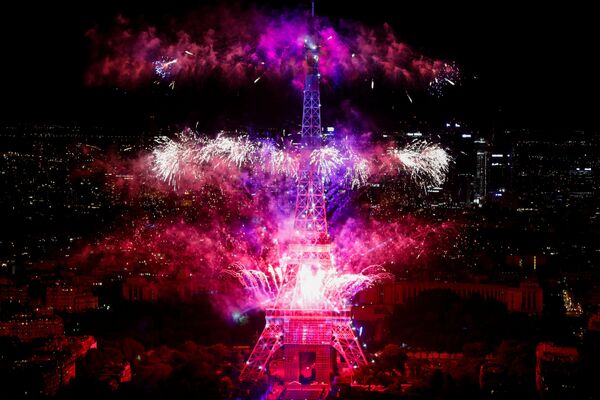 Fireworks explode near the Eiffel Tower, in a picture taken from the Montparnasse Tower Observation Deck, at the end of Bastille Day celebrations in Paris, France, July 14, 2020 - Sputnik International