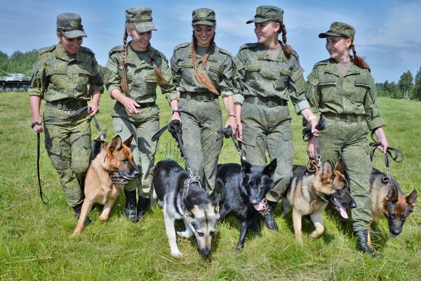Female dog handlers with service dogs during the All-Army canine competition True Friend in the Moscow Region - Sputnik International