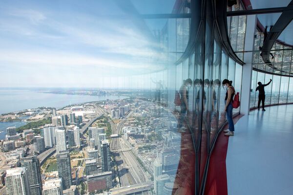 Visitors view panoramic city scenes from the 553 metres (1815 feet) high CN Tower, which reopened for the first time since the coronavirus disease (COVID-19) restrictions were imposed in Toronto, Ontario, Canada July 15, 2020 - Sputnik International