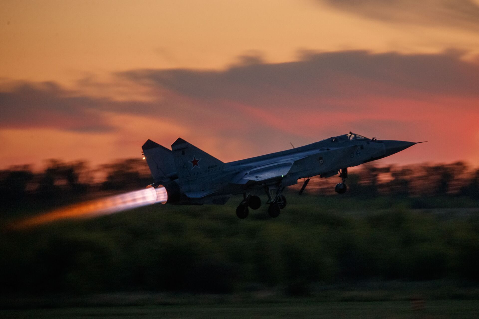 MiG-31 interceptor fighter takes off during a training flight at the State Centre for the Training of Aviation Personnel and Military Tests of the Ministry of Defence of the Russian Federation n.a. V.P. Chkalova in Lipetsk - Sputnik International, 1920, 07.09.2021