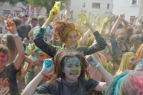 People daubed in coloured powder react during the ColorFest festival at the amusement park 'Dreamland' in Minsk, Belarus, July 11, 2020 - Sputnik International
