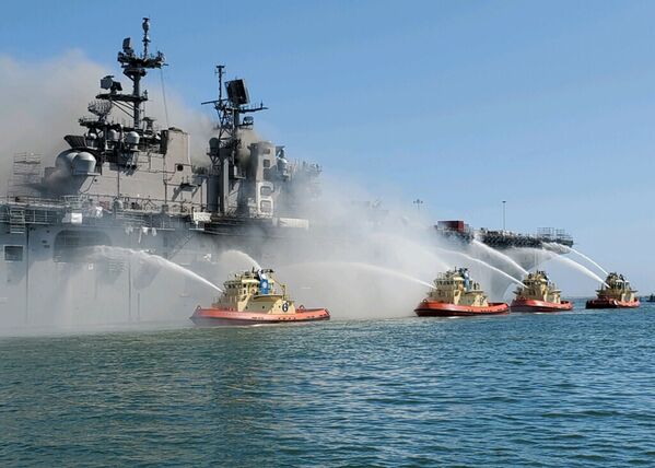 Firefighting vessels fight fire aboard the USS Bonhomme Richard landing craft at the San Diego Naval Base - Sputnik International