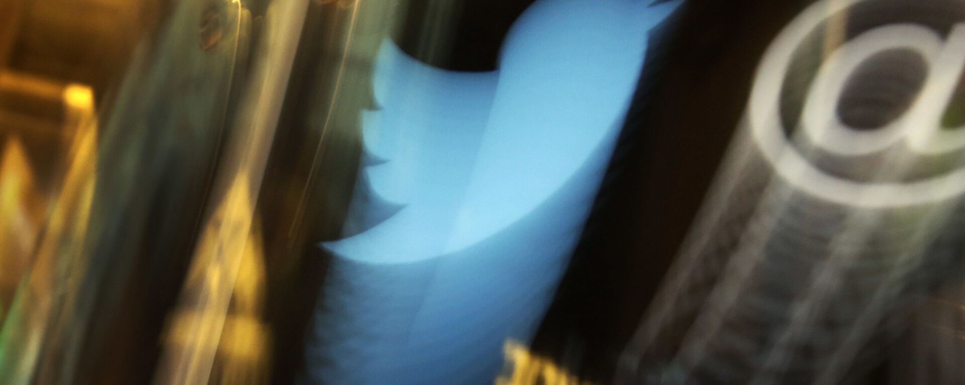 In this Wednesday Nov. 6, 2013, file photo, the Twitter logo appears on an updated phone post on the floor of the New York Stock Exchange - Sputnik International, 1920, 08.07.2022