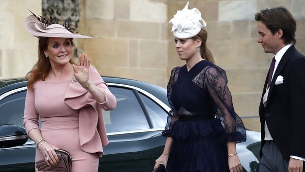 Sarah, Duchess of York (L) waves as she arrives with Britain's Princess Beatrice of York (C) and Edoardo Mapelli Mozzi at St George's Chapel in Windsor Castle, Windsor, west of London, on May 18, 2019, to attend the wedding of Lady Gabriella Windsor to Thomas Kingston - Sputnik International