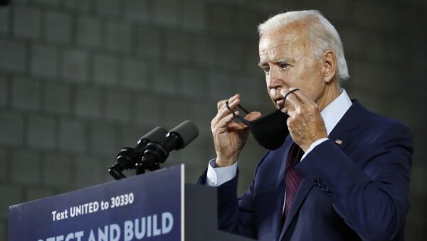 Democratic presidential candidate, former Vice President Joe Biden puts on a face mask after speaking at an event Thursday, June 25, 2020, in Lancaster, Pa - Sputnik International