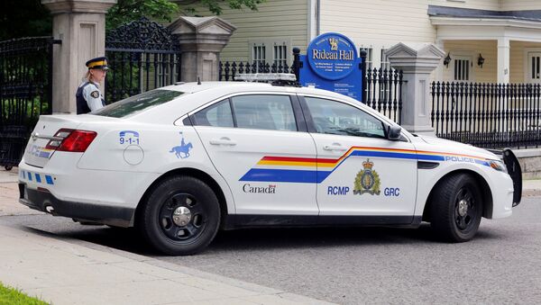 A police officer guards the front gate to Rideau Hall, and the grounds where Canadian Prime Minister Justin Trudeau lives, after an armed man was apprehended on the property early this morning in Ottawa, Ontario, Canada July 2, 2020. - Sputnik International