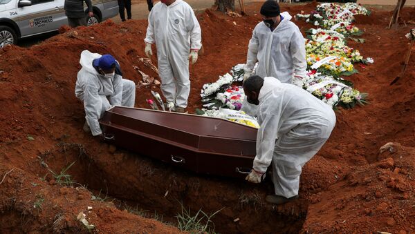 Gravediggers wearing protective suits prepare to bury the coffin containing the body of Elisa Moreira de Araujo, 79, suspected to have died from the coronavirus disease (COVID-19), at Vila Formosa cemetery, in Sao Paulo, Brazil, July 16, 2020. - Sputnik International