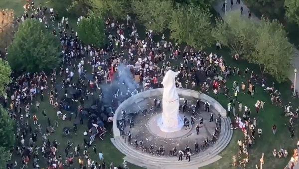 Screenshot of the video showing protesters trying to topple the statue of Christopher Columbus in Chicago - Sputnik International