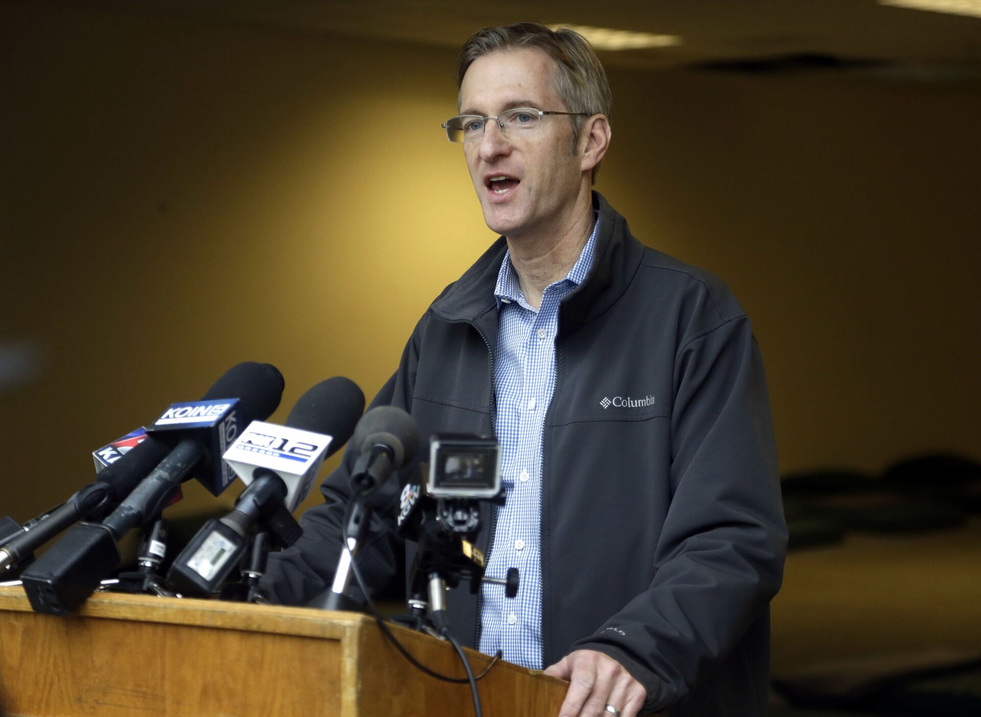 In this Jan. 17, 2017, file photo, Portland Mayor Ted Wheeler speaks during a press conference in Portland, Ore. A Portland man is suing the city and Wheeler, claiming the mayor's office has improperly kept secret records about a homeless shelter project.  - Sputnik International, 1920, 07.09.2021