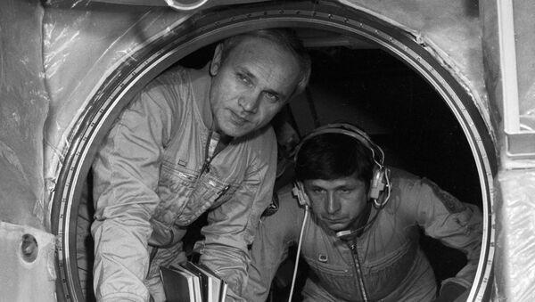 Cosmonauts Vladimir Dzhanibekov and Viktor Savinykh - Sputnik International
