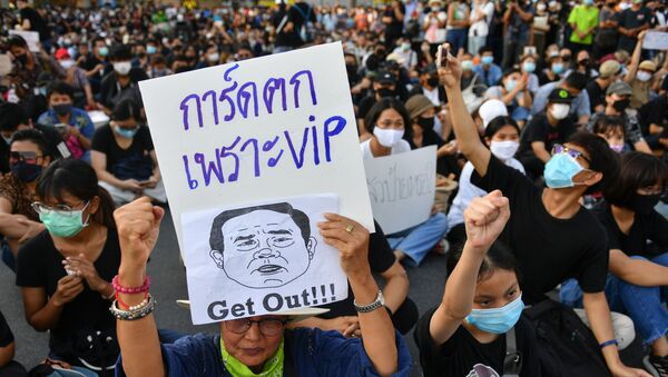 A protester holds a sign depicting Thai Prime Minister Prayuth Chan-Ocha during a protest demanding the resignation of the government, defying the coronavirus disease (COVID-19) restrictions on large gatherings in one of the largest demonstrations since a 2014 army coup in Bangkok, Thailand July 18, 2020.  - Sputnik International