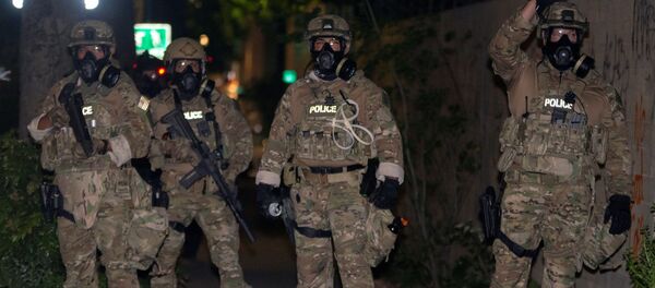 Federal law enforcement officers, deployed under the Trump administration's new executive order to protect federal monuments and buildings, face off with protesters against racial inequality in Portland, Oregon, U.S. July 17, 2020. Picture taken July 17, 2020. Federal law enforcement officers, deployed under the Trump administration's new executive order to protect federal monuments and buildings, face off with protesters against racial inequality in Portland, Oregon, U.S. July 17, 2020. Picture taken July 17, 2020. - Sputnik International