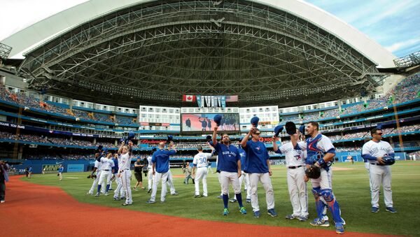 On the last day of the season Toronto Blue Jays players come out of the dugout to tip their hats to fans during the third inning of their American League MLB baseball game against the Tampa Bay Rays in Toronto September 29, 2013. - Sputnik International