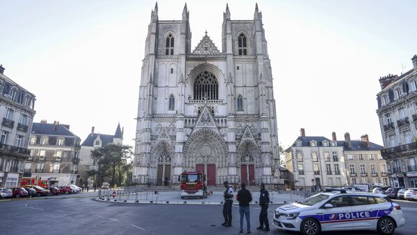 French police officers look at the partially burnt facade of the Saint-Pierre-et-Saint-Paul cathedral in Nantes, western France, on July 19, 2020. - Sputnik International
