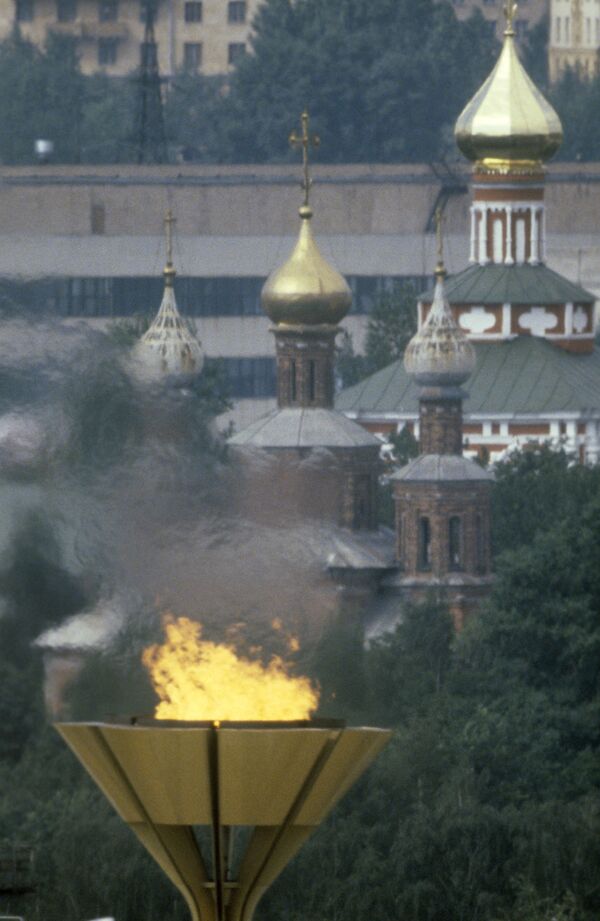The Olympic flame in Moscow. It was lit on June 19, 1980, in Olympia at the steps of the ruins of the Temple of Hera and brought to Moscow by athletes - Sputnik International