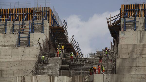 Ethiopian workers construct on March 31, 2015 the Grand Renaissance Dam near the Sudanese-Ethiopian border - Sputnik International