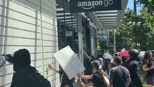 Screenshot of the video that shows violent rioters loot shops in Seattle - Sputnik International