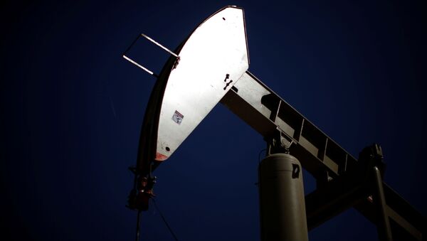 A pumpjack brings oil to the surface  in the Monterey Shale, California, April 29, 2013 - Sputnik International