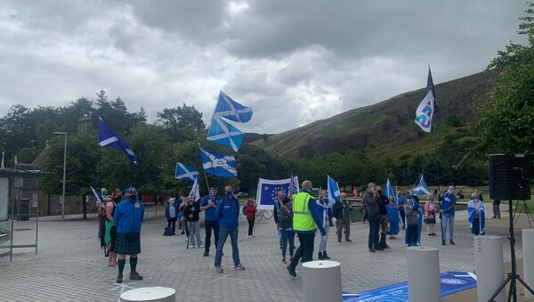 Independence demonstrators enforce social distancing regulations in Parliament Square, Edinburgh - Sputnik International