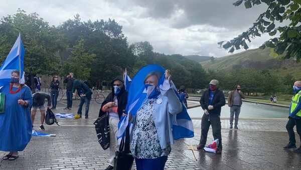 Protest outside of Scottish parliament continues despite heavy rain - Sputnik International