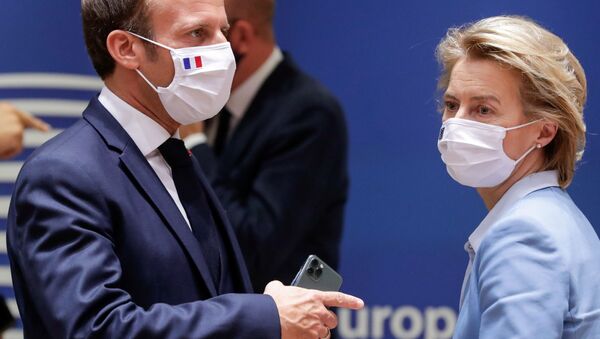 French President Emmanuel Macron (L) and President of the European Commission Ursula von der Leyen attend a last roundtable discussion following a four-day European summit at the European Council in Brussels, Belgium, July 21, 2020. - Sputnik International