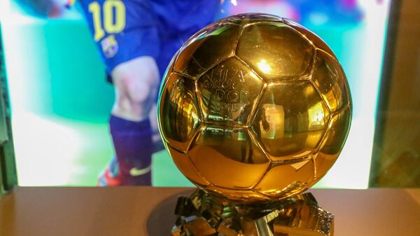 Golden Winner of the Ballon d'Or in 2015 Trophy for FC Barcelona soccer player Lionel Messi at Camp Nou Museum in Spains capital - Sputnik International