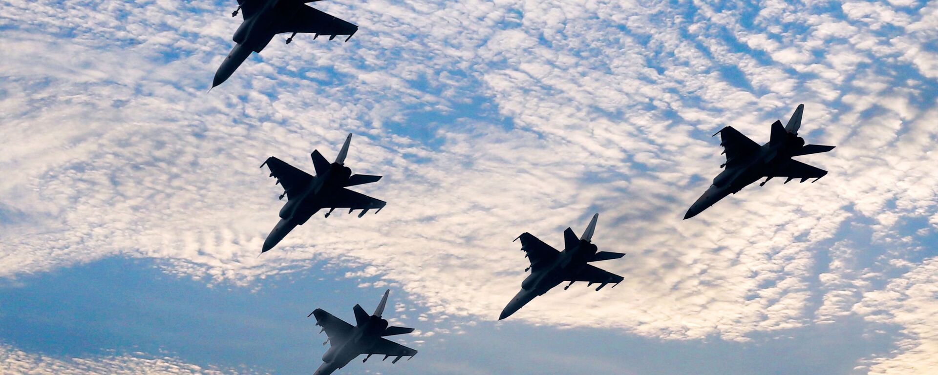 Five JH-7 fighter bombers attached to an aviation brigade of the air force under China's PLA Northern Theater Command fly in formation during a tactical flight training exercise on July 26, 2017. - Sputnik International, 1920, 26.03.2024