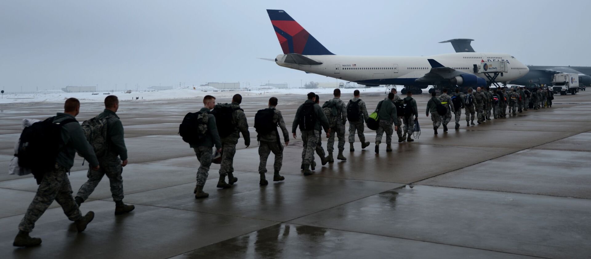 Airmen of the 388th and the 419th Fighter Wings from Hill Air Force Base, Utah prepare to board an aircraft for deployment to Osan Air Force Base, South Korea, Jan. 11, 2014. The 388th and 419th airmen will deploy as part of a Theater Security Package (TSP) to assist with supporting and defending the South Korean border with North Korea. (U.S. Air Force photo by Senior Airman Justyn M. Freeman/Released) - Sputnik International, 1920, 10.03.2021