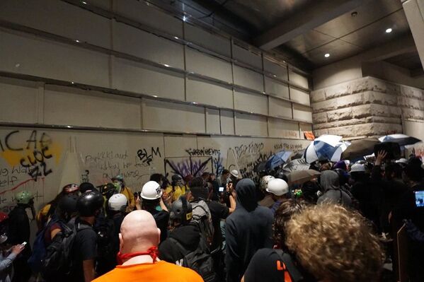 Protesters near grafitti-covered courthouse - Sputnik International