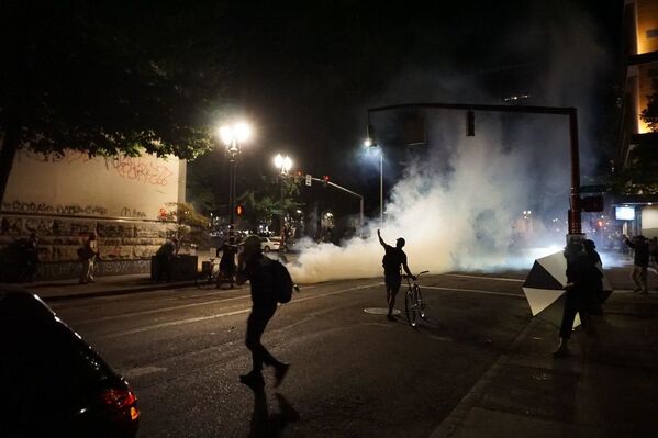 Smoke pellets launched during protests in Portland - Sputnik International