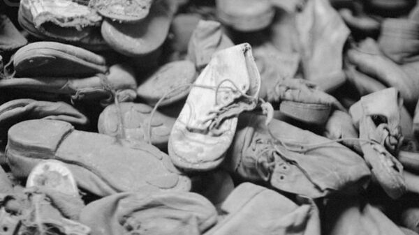 Officials Uncover Inscriptions Inside Shoes Belonging to Children Sent to Auschwitz - Sputnik International