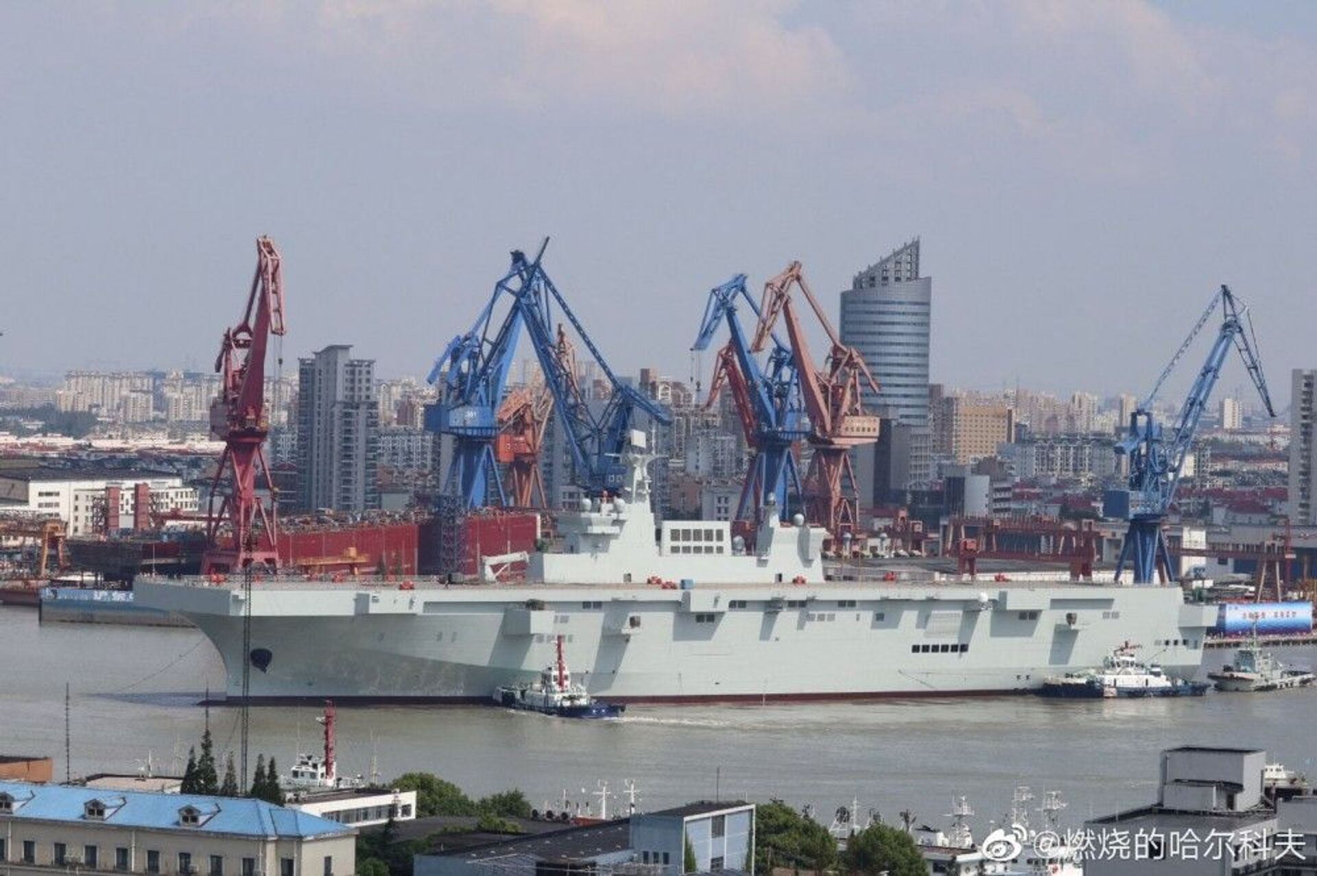 China's Type 075 landing helicopter dock (LHD), an aircraft carrier that carries amphibious assault forces, docked in Shanghai - Sputnik International, 1920, 04.03.2022