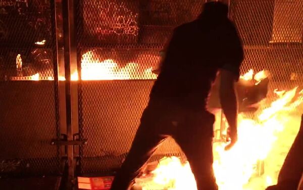 Protesters burn trash near the federal courthouse in Portland on 23 July 2020 - Sputnik International