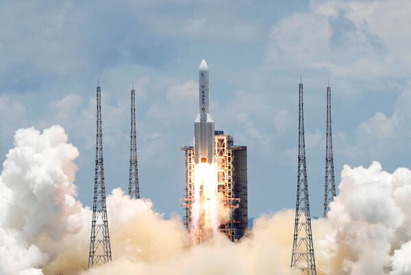 The Long March 5 Y-4 rocket, carrying an unmanned Mars probe of the Tianwen-1 mission, takes off from Wenchang Space Launch Center in Wenchang, Hainan Province, China July 23, 2020 - Sputnik International