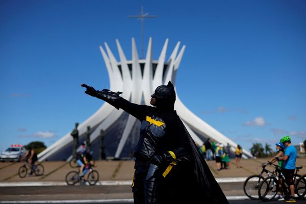 Участник протестов в костюме Бэтмена в Бразилии - Sputnik International