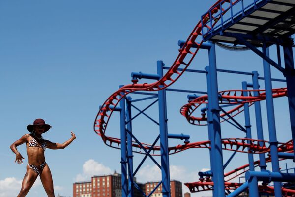 A woman dances during a video shoot at Coney Island in the Brooklyn borough of New York, US, July 21, 2020 - Sputnik International