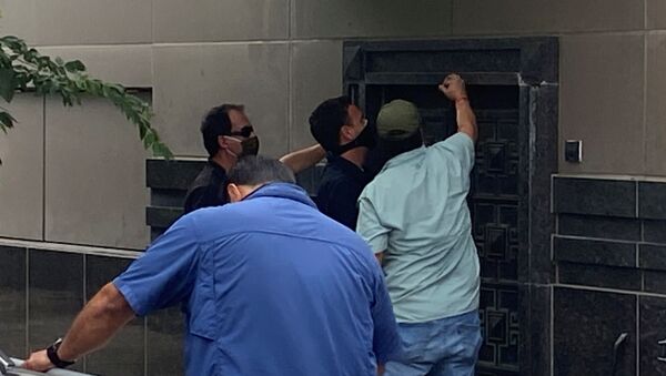 A group of people use power tools to try to pry open a rear door of the Chinese consulate in Houston, Texas, U.S., July 24, 2020. - Sputnik International