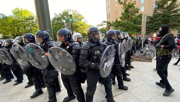 US Secret Service uniformed division officers face off with protesters as they block a street near the White House, in Washington, US, June 1, 2020 - Sputnik International