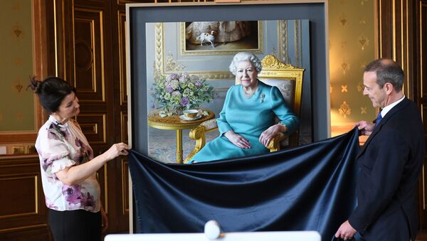 Artist Miriam Escofet and Simon McDonald, permanent under-secretary at the Foreign and Commonwealth Office (FCO), unveil a portrait Escofet painted of Britain's Queen Elizabeth at the FCO in London, Britain in this handout image obtained by Reuters on July 25, 2020 - Sputnik International