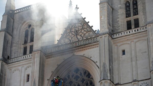 French firefighters battle a blaze at the Cathedral of Saint Pierre and Saint Paul in Nantes - Sputnik International