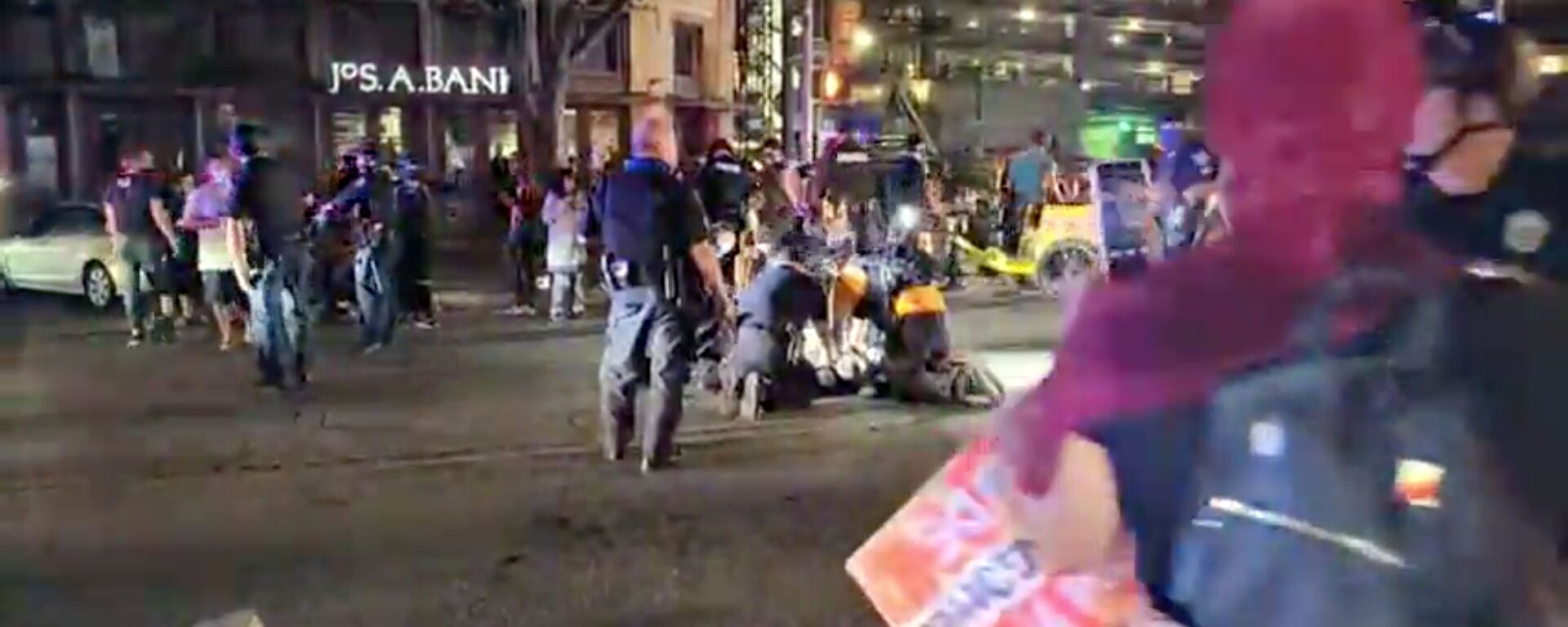 Police and protesters gather around a demonstrator who got shot after several shots were fired during a Black Lives Matter protest in downtown Austin, Texas, U.S., July 25, 2020 in this screen grab obtained from a social media video. - Sputnik International, 1920, 27.07.2020