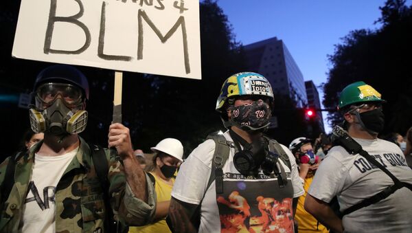 Military veterans show up in support of demonstrators at a protest against racial inequality and police violence in Portland, Oregon, U.S., July 26, 2020 - Sputnik International
