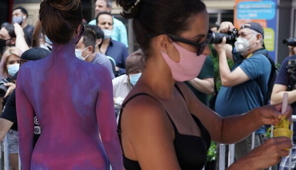 A woman gets her body painted during the 7th annual NYC Bodypainting Day in Times Square 24 July 2020. - Sputnik International